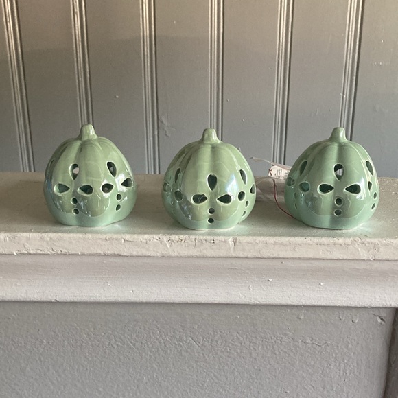 NWT Set of 3 LED Light Up Ceramic Pearl Glazed Petal Cutout Pumpkin Decorations - Picture 16 of 17